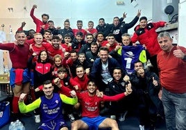 Jugadores, técnicos, directivos y aficionados celebran otra victoria más, la sexta consecutiva.