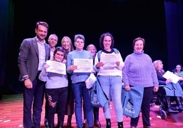 Las cinco usarias de Vera Plena Inclusión con los diplomas acreditativos de haber realizado el taller, acompañadas del alcalde, concejal y la presidenta de la Junta.