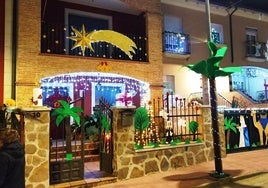 La calle Rufino Villalobos iluminada y adornada con motivos navideños.