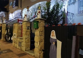 Calle Rufino Villalobos adornada con motivos navideños.