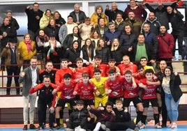 Los jugadores, técnicos y aficionados que llenaban el pabellón municipal celebran la victoria.
