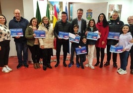 Los galardonados de los cinco concursos navideños con el alcalde y concejales.