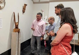 Ramos explicando al alcalde, Luis Miguel Núñez; y a los concejales, Jorge Hernández y Sara García, las peculiaridades de la anterior muestra.