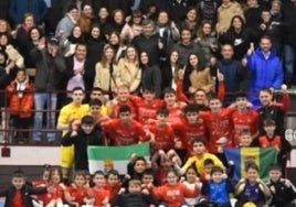 Jugadores, técnicos y aficionados celebran el triunfo logrado ante uno de los mejores equipos nacionales.