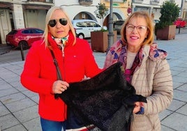 Valentina Maquedano entrega la mantilla a Concepción Sáez.