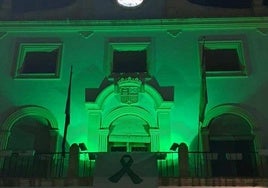 La fachada de la Casa Consistorial jaraiceña iluminada de verde para dar visibilidad a la lucha contra el cáncer.