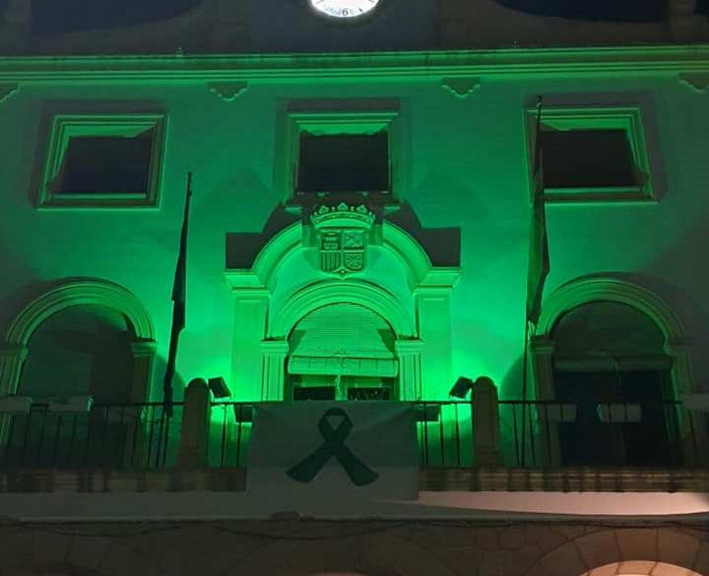 La fachada de la Casa Consistorial jaraiceña iluminada de verde para dar visibilidad a la lucha contra el cáncer.