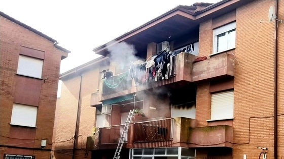 Desalojan un bloque de la avenida de la Montaña por un incendio en un piso