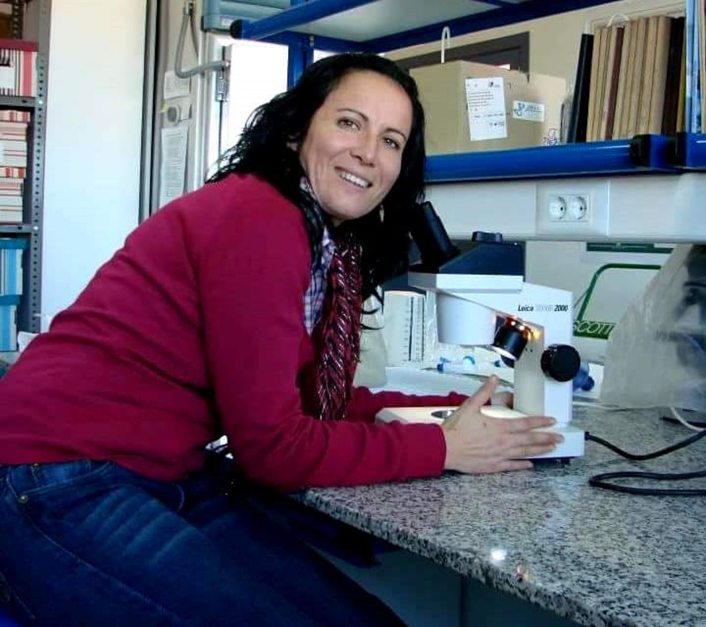 María Gloria Lorenzo Granado, en su laboratorio realizando un trabajo de investigación, cuya imagen y biografía forman parte de las ilustraciones de los paneles de la exposición de 'Mujeres que inspiran'.