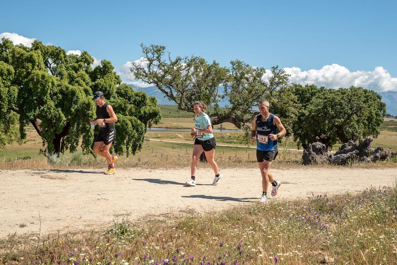 Los corredores del cross, el pasado año, llegando a la dehesa.