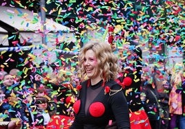 La peña Vaya Castaña, en el desfile del sábado, con 'Homenaje a Mecano'.