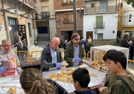 Reparto y degustación de los chorizos asados.