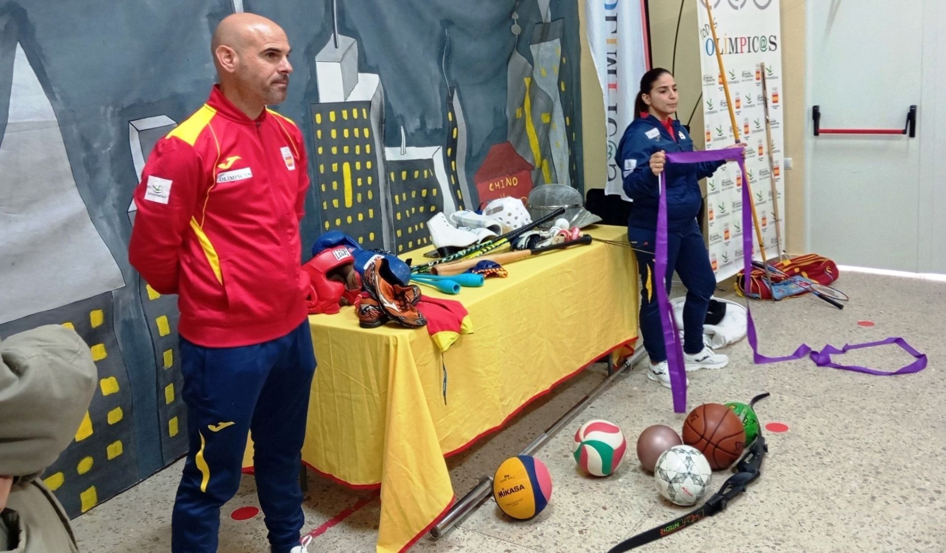 José Manuel y Laura mostrando el material deportivo a los escolares del Gregoria Collado.