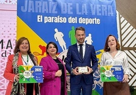 El alcalde y varias concejalas presentando la candidatura.