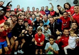 La parroquia pimentonera celebra la victoria y poder jugar los 'playoff' a Segunda Federación. Un hito en la historia local del deporte.