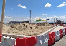 Obras de reforma y nuevo cerramiento de la pista de vóley playa.