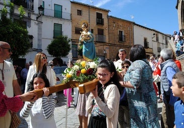 Los niños estrenan estandarte de la Virgen del Salobrar