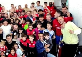 Jugadores. técnicos, directivos y aficionados celebran la victoria y la tercera plaza en Tercera.