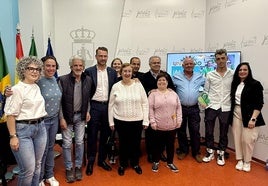 El alcalde, usuarios y responsables de Vera y La Casa de las Carcasas.