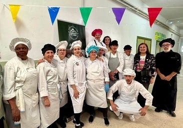 El aula de cocina del Centro de Adultos celebra una jornada de puertas abiertas