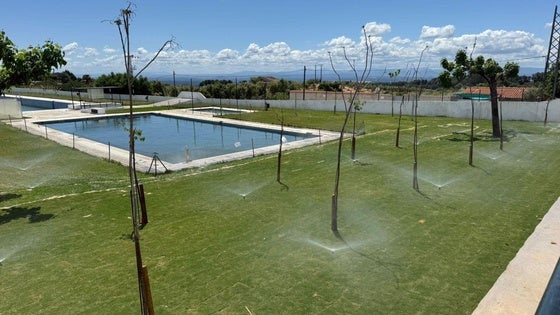 Las piscinas municipales se dotan de nuevo césped, arbolado y cerramiento