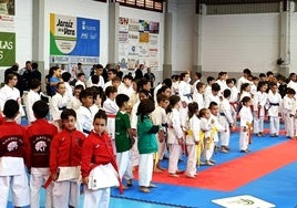 Presentación de los clubes participantes en Promoción de Primavera, en el pabellón de deportes de Jaraíz.