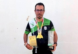 Carlos Labrador con el trofeo de campeón individual y con el conquistado por la selección extremeña.