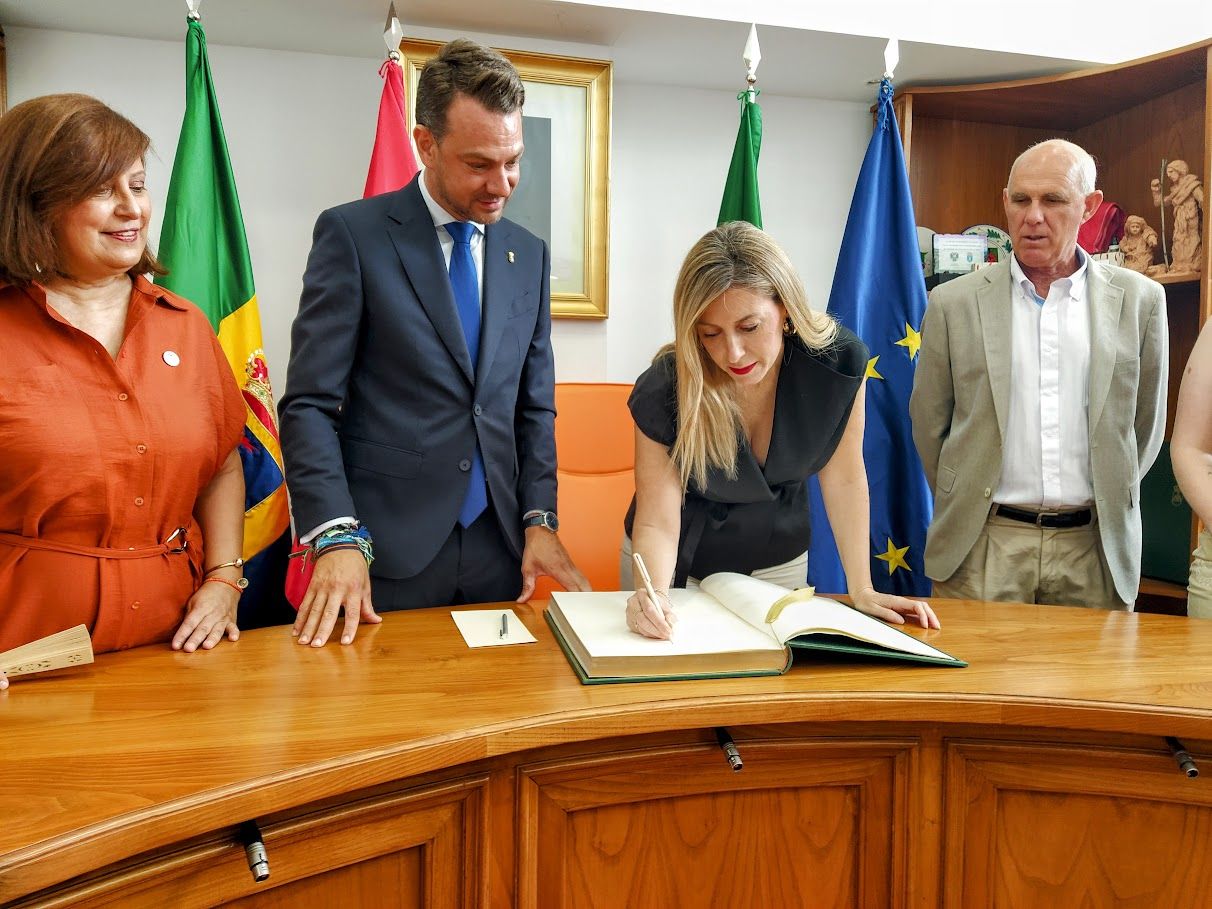 La presidenta firmando en el Libro de Honor del Ayuntamiento de Jaraíz.