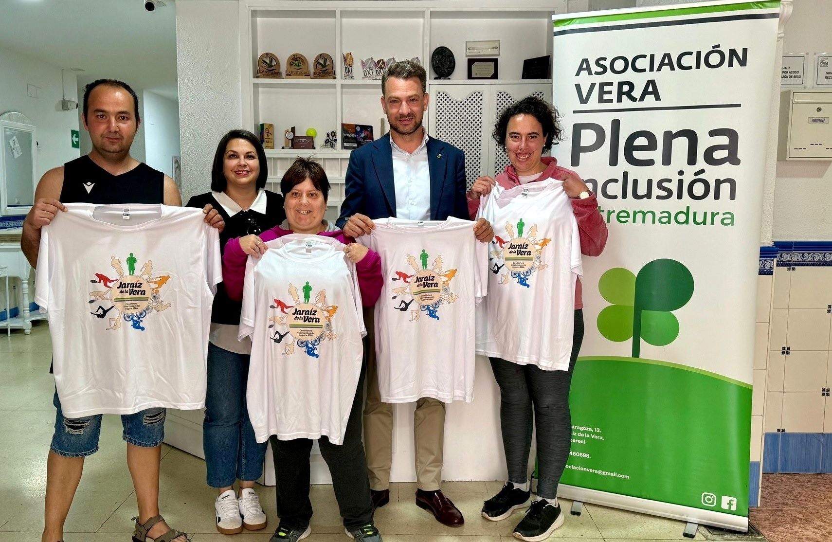Entrega de las camisetas a los usuarios de Vera Plena Inclusión.
