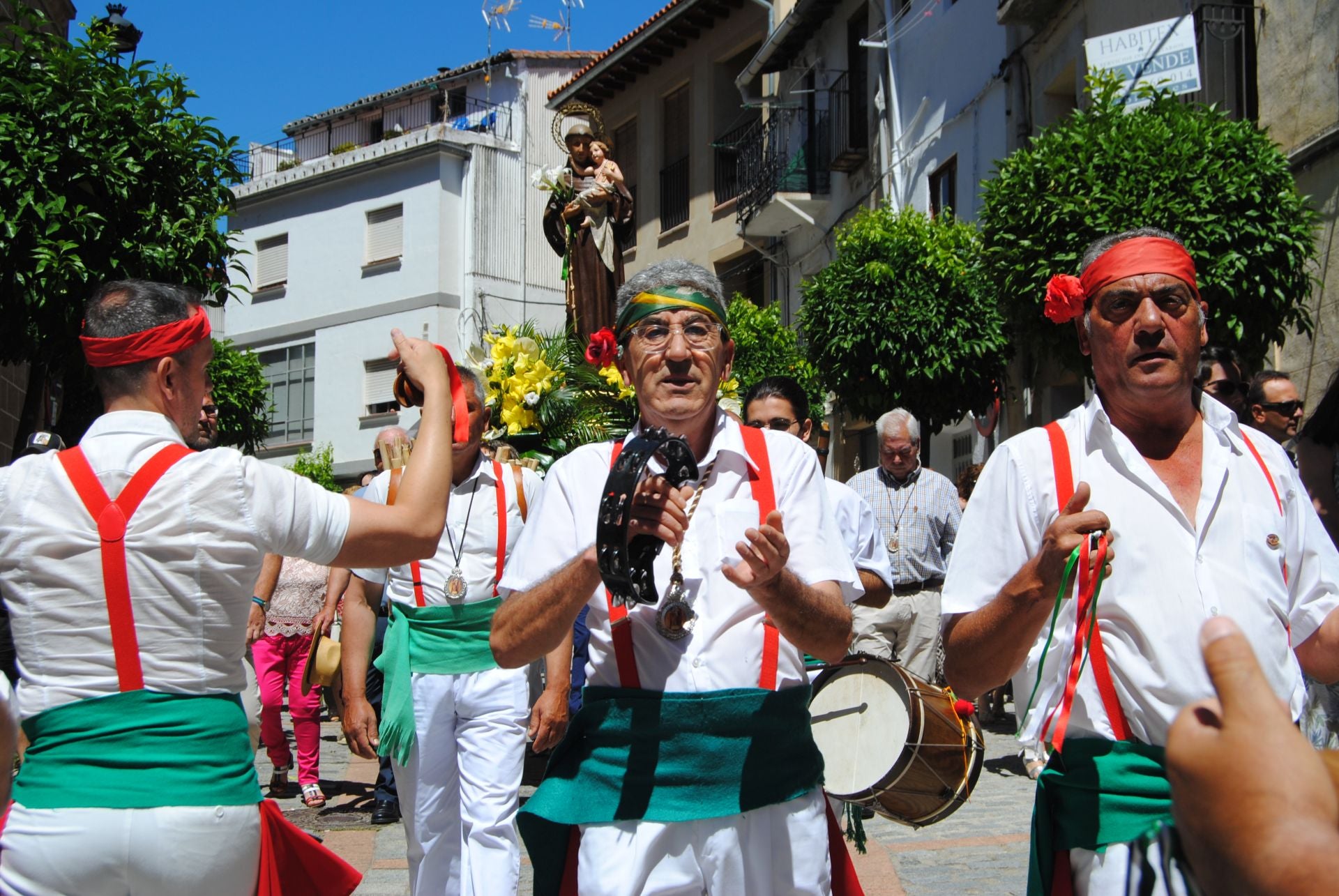 Los 'bailaores' delante del santo ejecutando sus danzas.