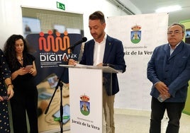 El alcalde durante la inauguración y el gerente provincial del Sexpe.
