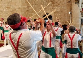 Los bailaores en la iglesia de San Miguel ejecutando una pieza de la danza de los palitroques.