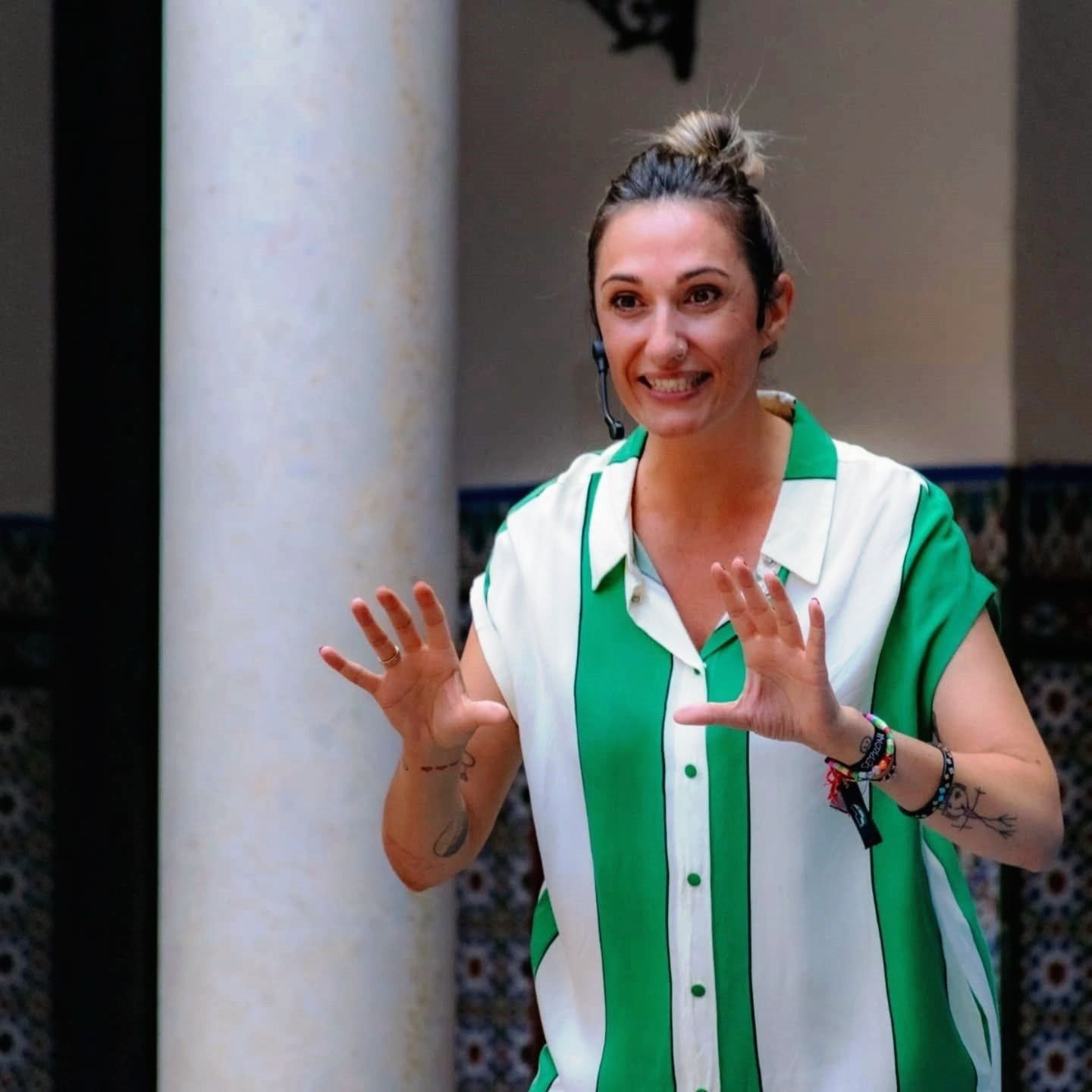 Pilar Romero durante su intervención en el Maratón, realizada en el patio del IES Liceo Caracense (Palacio de los Mendoza).
