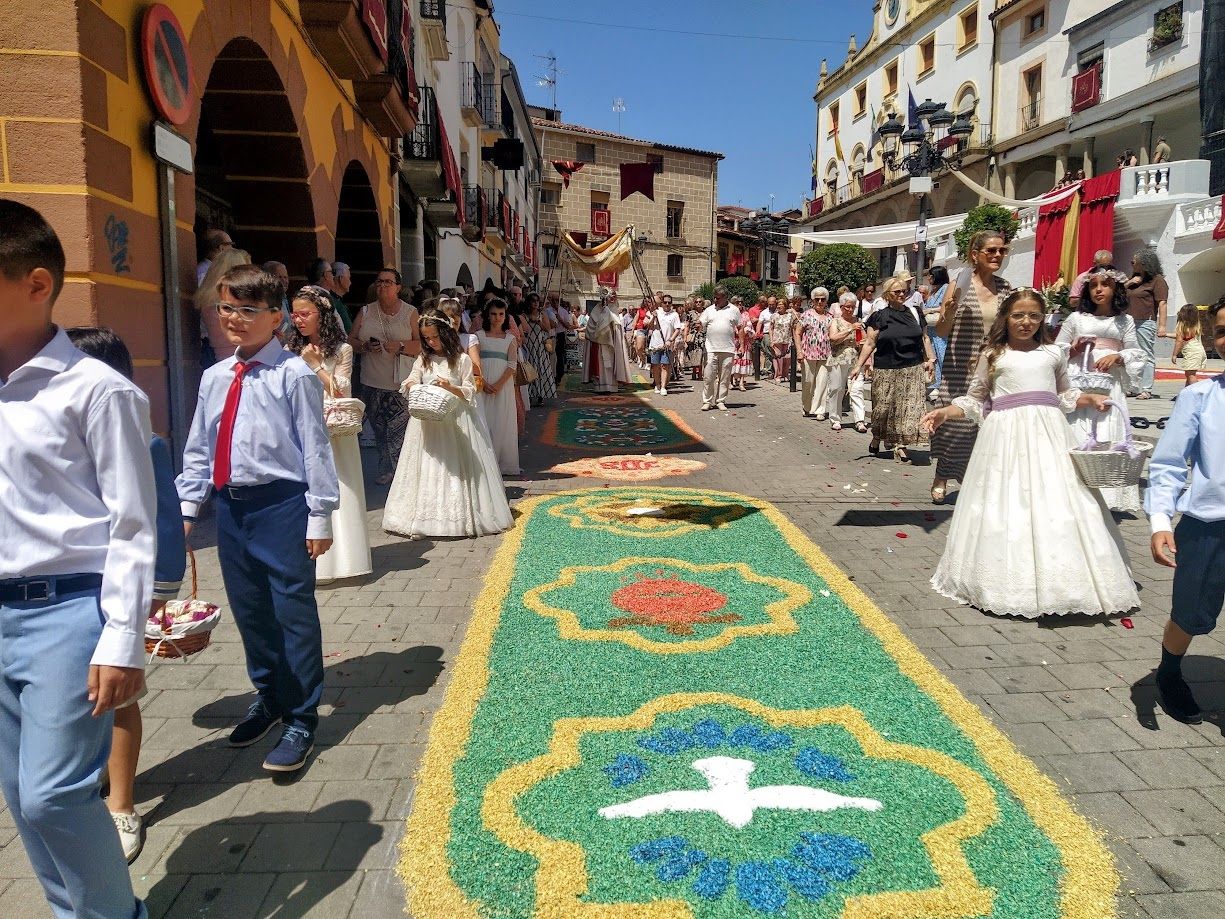La procesión a su paso por la Plaza Mayor jaraiceña
