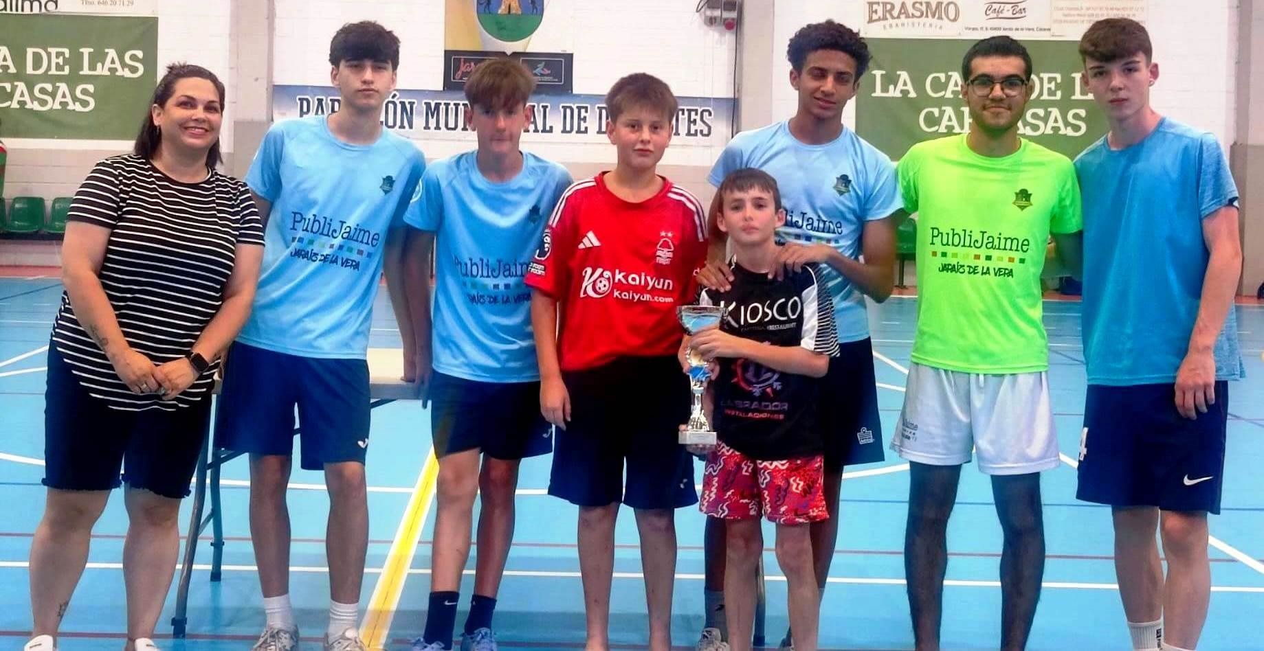 La concejala de Deportes, Cintia Gómez, durante la entrega de los trofeos a los equipos ganadores y subcampeones.