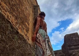 Eva Jabón subiendo las escalinatas de la portada del mediodía de la iglesia de Santa María de Jaraíz de la Vera.