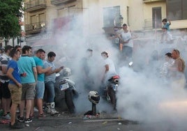 Moteros quemando ruedas en la plaza de Santa Ana.