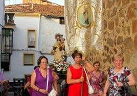 Procesión por los alrededores de la iglesia de Santa María.