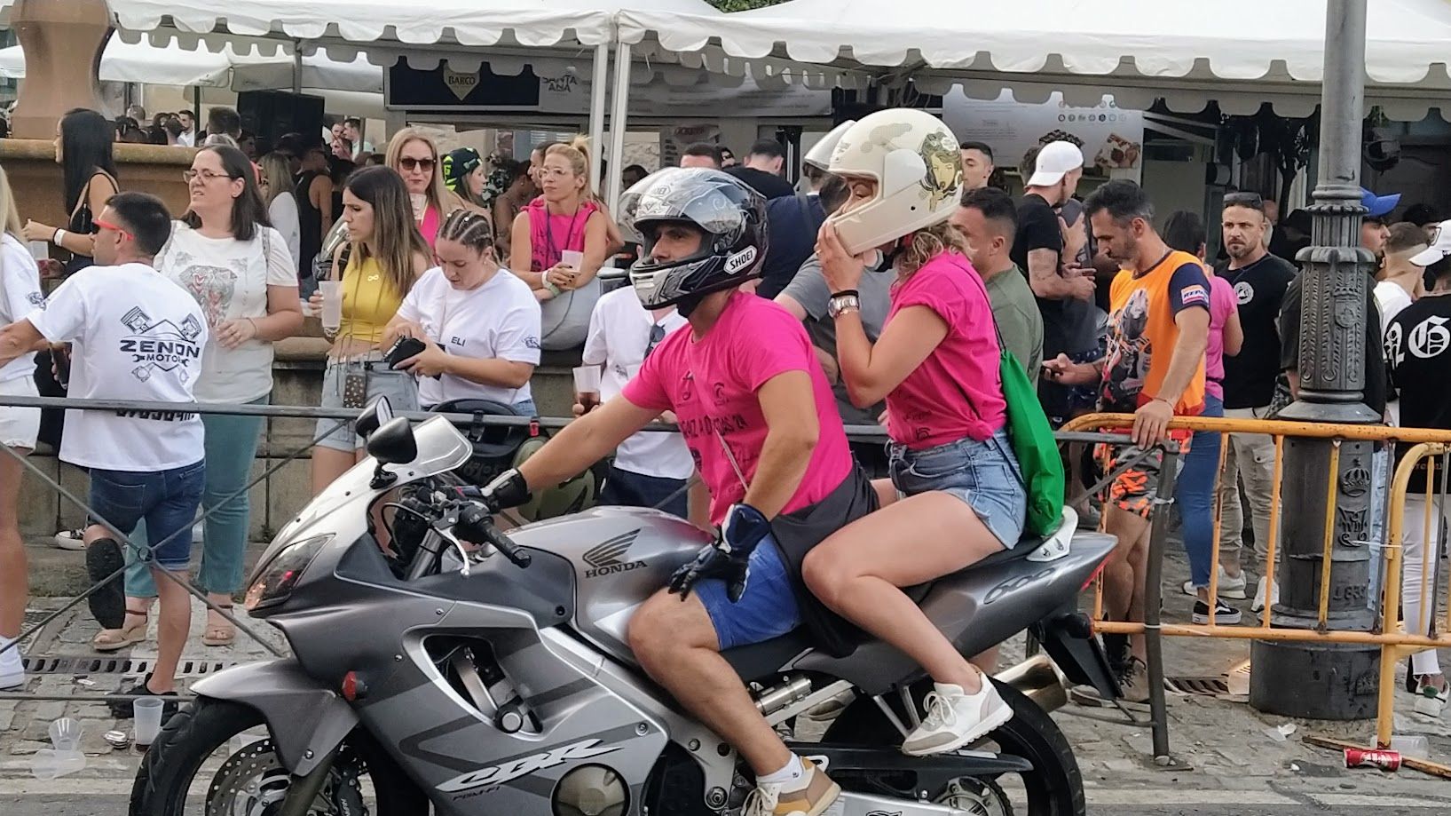 La plaza de Santa Ana llena de público para las motos.