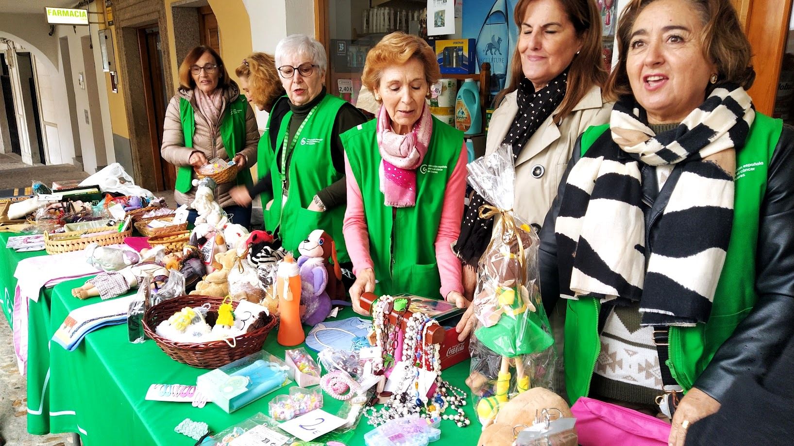 Las voluntarias de la AECC recaudando fondos para la investigación en el mercado local de San Andrés.
