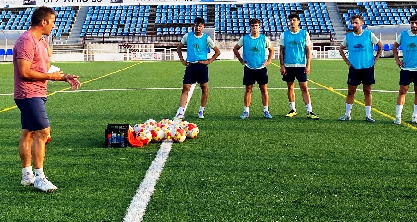 Dani Baños dirigiendo un entrenamiento estos días.