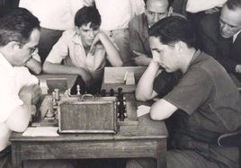 Julio Romero, a la derecha, jugando un torneo organizado por el Club de Ajedrez Jariza.