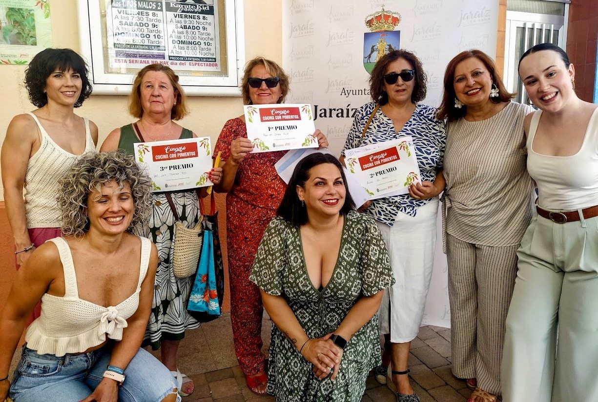 Las premiadas con las concejalas del equipo de gobierno municipal en la entrega de premio.