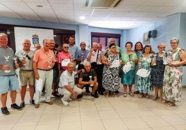 Foto de familia de los premiados con el alcalde, concejales y presidente del Hogar.