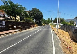 Uno de los puntos en obras de la carretera CC-240, dirección a Pasarón.