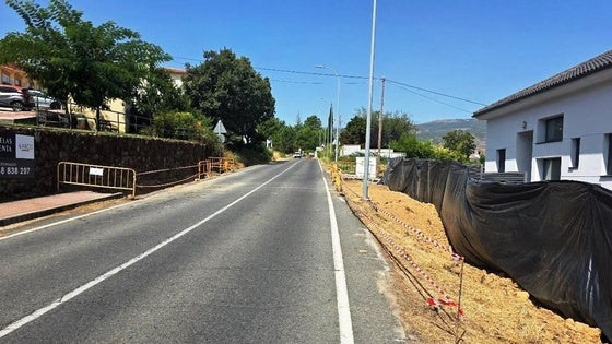 Dotan de acerado a varios puntos de la carretera Jaraíz-Pasarón