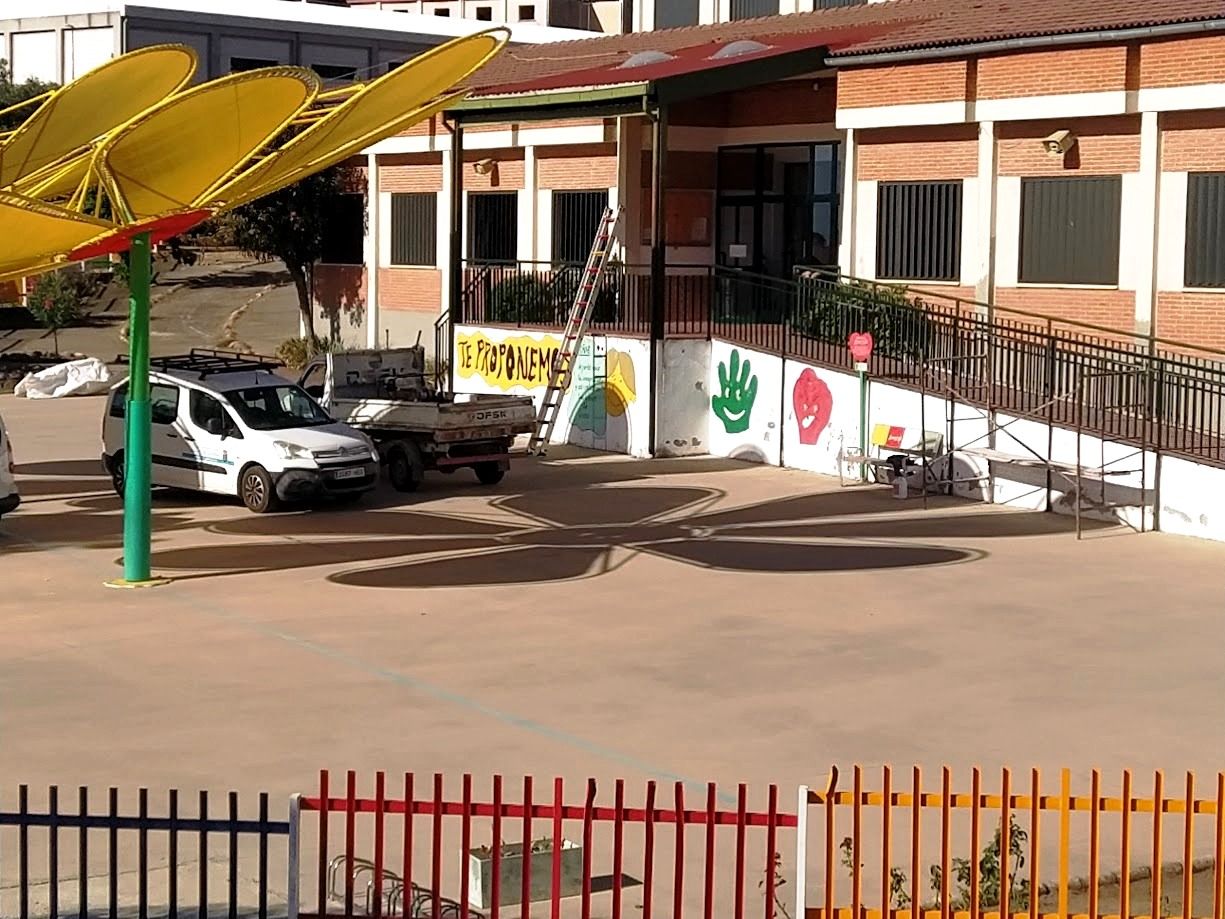 Trabajos de pintura en los accesos o entrada principal del colegio Gregoria Collado.