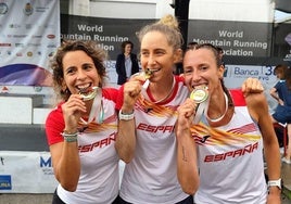 Eva, en el centro, exhibiendo la medalla de oro.