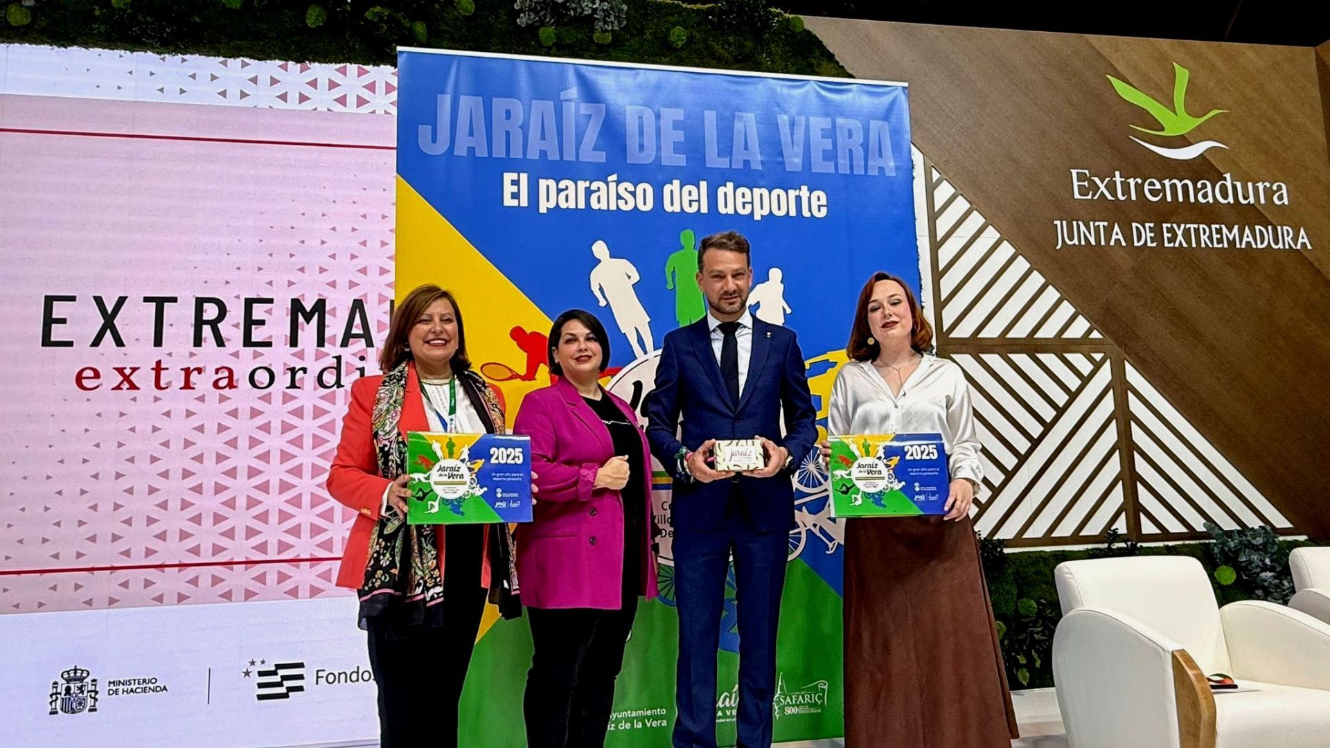 El equipo de gobierno presentando la candidatura de 'Jaraíz Villa Europea del Deporte 2026'.