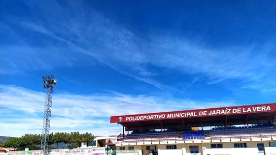 Las luminarias del campo de fútbol se sustituirán por lámparas led